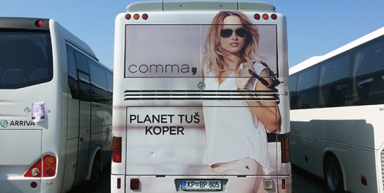 Werbung an Bussen | Sms Marketing d.o.o. | Werbung am hinteren Teil des Busses – Comma