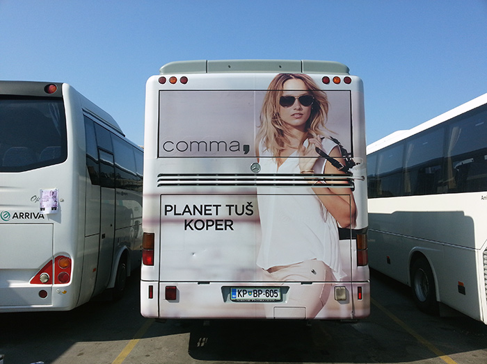 Oglaševanje na avtobusih | Sms Marketing d.o.o. | Oglas na zadnjem delu avtobusa - Comma