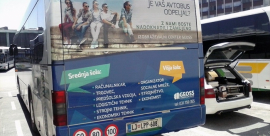 Werbung an Bussen | Sms Marketing d.o.o. | Werbung am hinteren Teil des Busses – Geoss