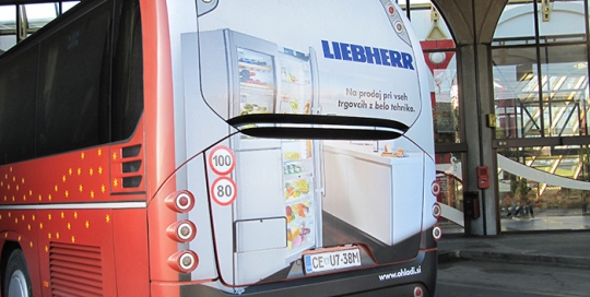 Oglaševanje na avtobusih | Sms Marketing d.o.o. | Oglas na zadnjem delu avtobusa - Liebherr