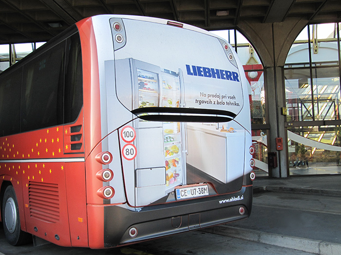Oglaševanje na avtobusih | Sms Marketing d.o.o. | Oglas na zadnjem delu avtobusa - Liebherr