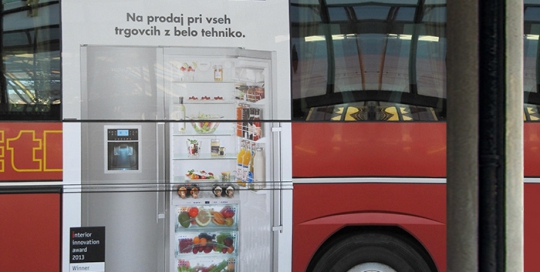Oglaševanje na avtobusih | Sms Marketing d.o.o. | Oglas na levi strani avtobusa - Liebherr