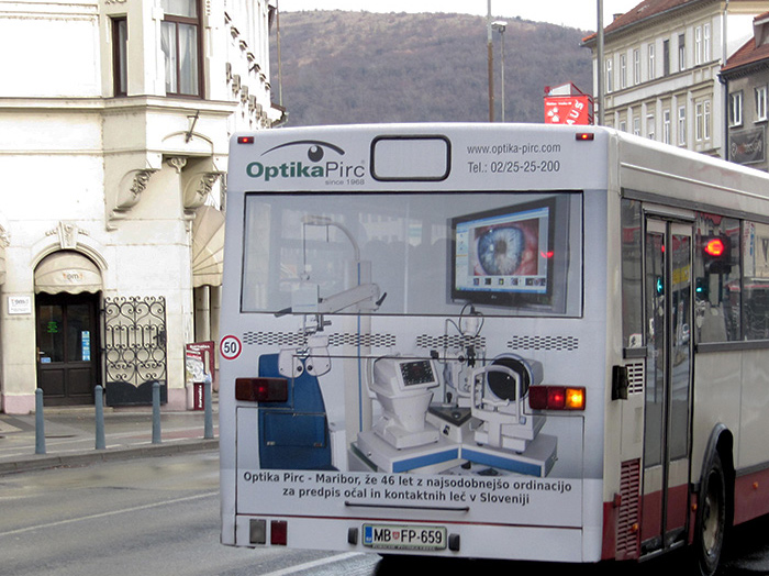 Oglaševanje na avtobusih | Sms Marketing d.o.o. | Oglas na zadnjem delu avtobusa - Optika Pirc
