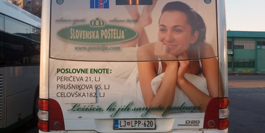 Werbung an Bussen | Sms Marketing d.o.o. | Werbung am hinteren Teil des Busses – Slovenska postelja