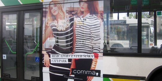 Oglaševanje na avtobusih | Sms Marketing d.o.o. | Oglas na desni strani avtobusa - Comma