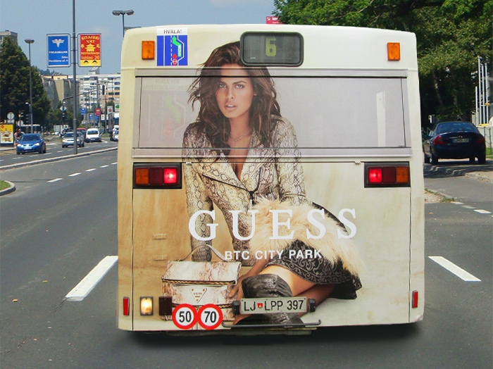 Oglaševanje na avtobusih | Sms Marketing d.o.o. | Oglas na zadnjem delu avtobusa - Guess