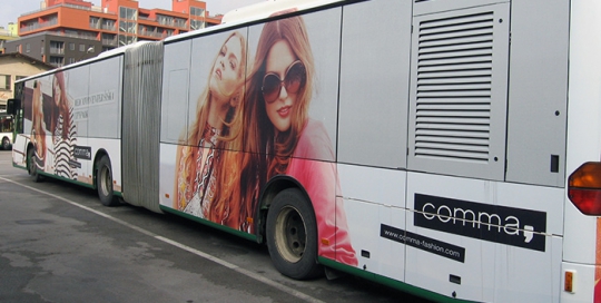 Oglaševanje na avtobusih | Sms Marketing d.o.o. | Oglas na levi strani avtobusa - Comma