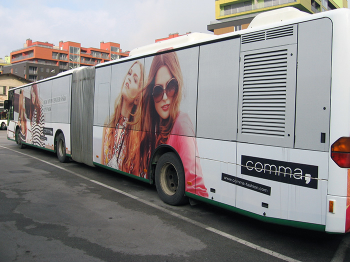 Oglaševanje na avtobusih | Sms Marketing d.o.o. | Oglas na levi strani avtobusa - Comma